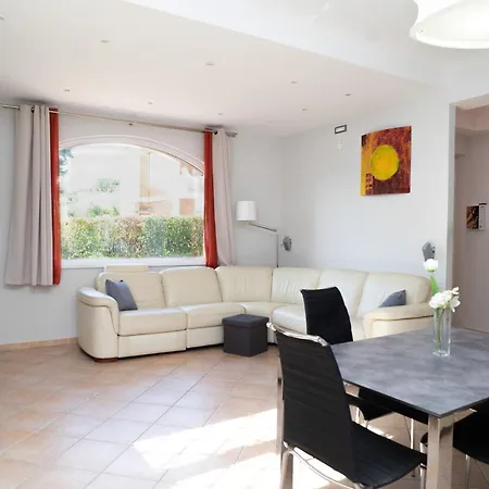 Moderna Con Piscina A Due Passi Dal Golf Club *